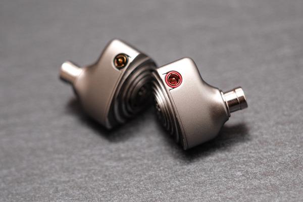 ほぼ新品　Elysian Acoustic Labs Pilgrim Elysian Acoustic Labs PILGRIM」 独自LSRドライバーとSonion製3BA