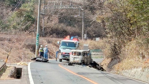 【三重】ツーリング中のバイクと対向車線を走っていた車が衝突しそれぞれ炎上 バイクの50歳運転手がやけどを負って重体