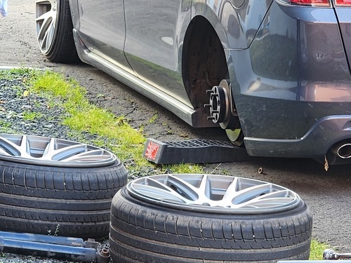 40代男性、タイヤを取り外して整備中に車の下敷きになって死亡
