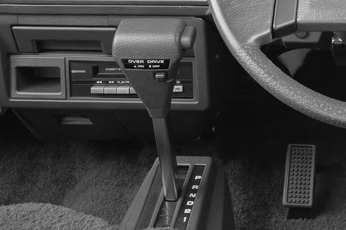 昔のAT車に付いていた「オーバードライブスイッチ」いつ消えた？