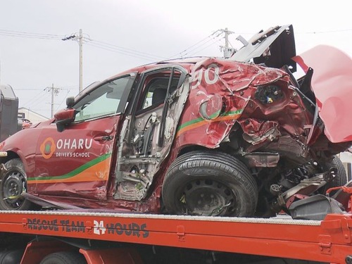 ゴミ収集車が教習車を押しつぶす