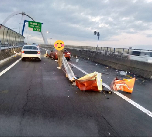 新湘南バイパスでスポーツカー大破　ガードレール貫通で運転手死亡