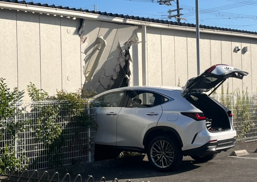 70歳男「この車いきなり急発進しやがった！！」