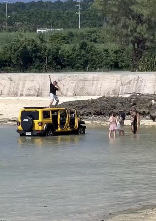 高級外車Jeepで海に乗り入れポーズ…「写真映え」狙う迷惑客　宮古島のレンタカー店悲鳴