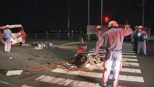 交差点でUターンした軽にオートバイ2台が衝突。オートバイの男性死亡