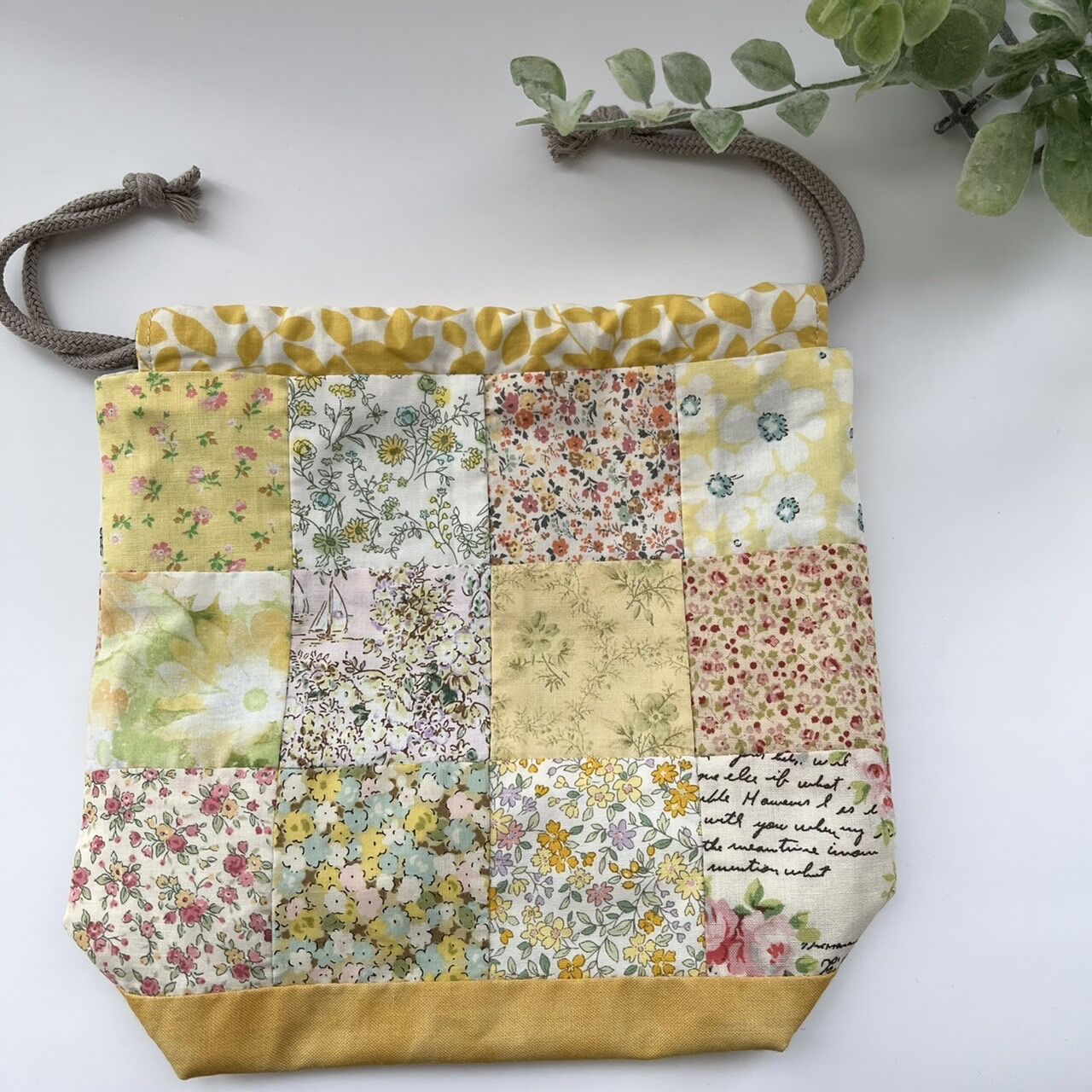 ゆゆ。パッチワークの巾着袋　（ネイビー系) ゆゆ様専用。パッチワークの巾着袋 （ネイビー系)