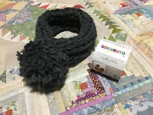 セリアの毛糸で 指編みの ポンポンマフラー ゆび編みの妖精ちゃんち