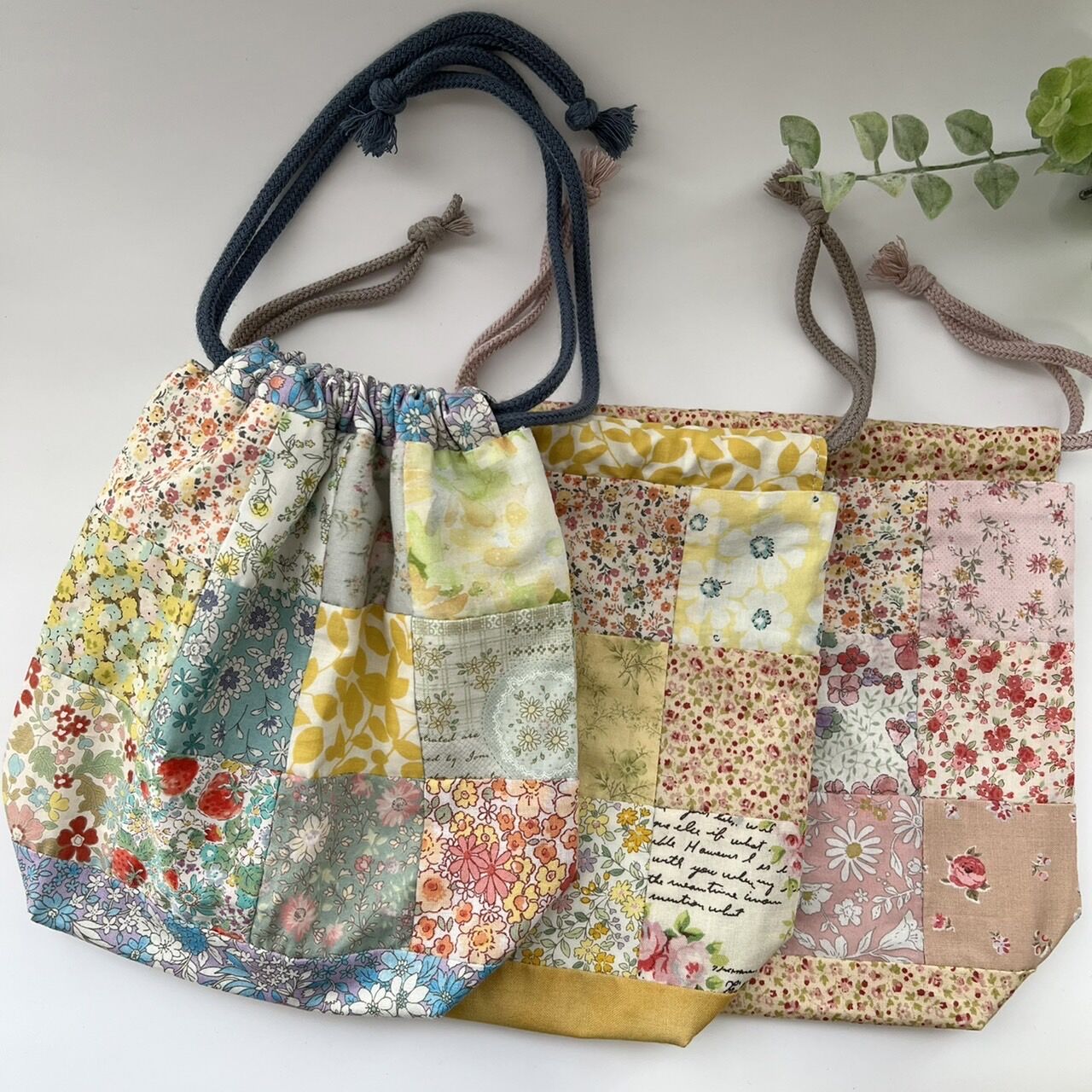 ゆゆ。パッチワーク巾着袋　（グリーン系) ゆゆ様専用。パッチワーク巾着袋 （グリーン系)