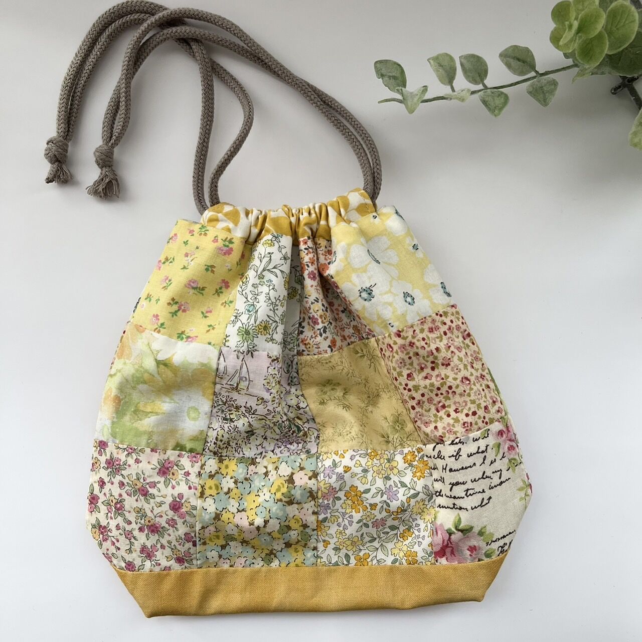 ゆゆ様専用。パッチワークの巾着袋 （茶系×カラシ） ゆゆ様、