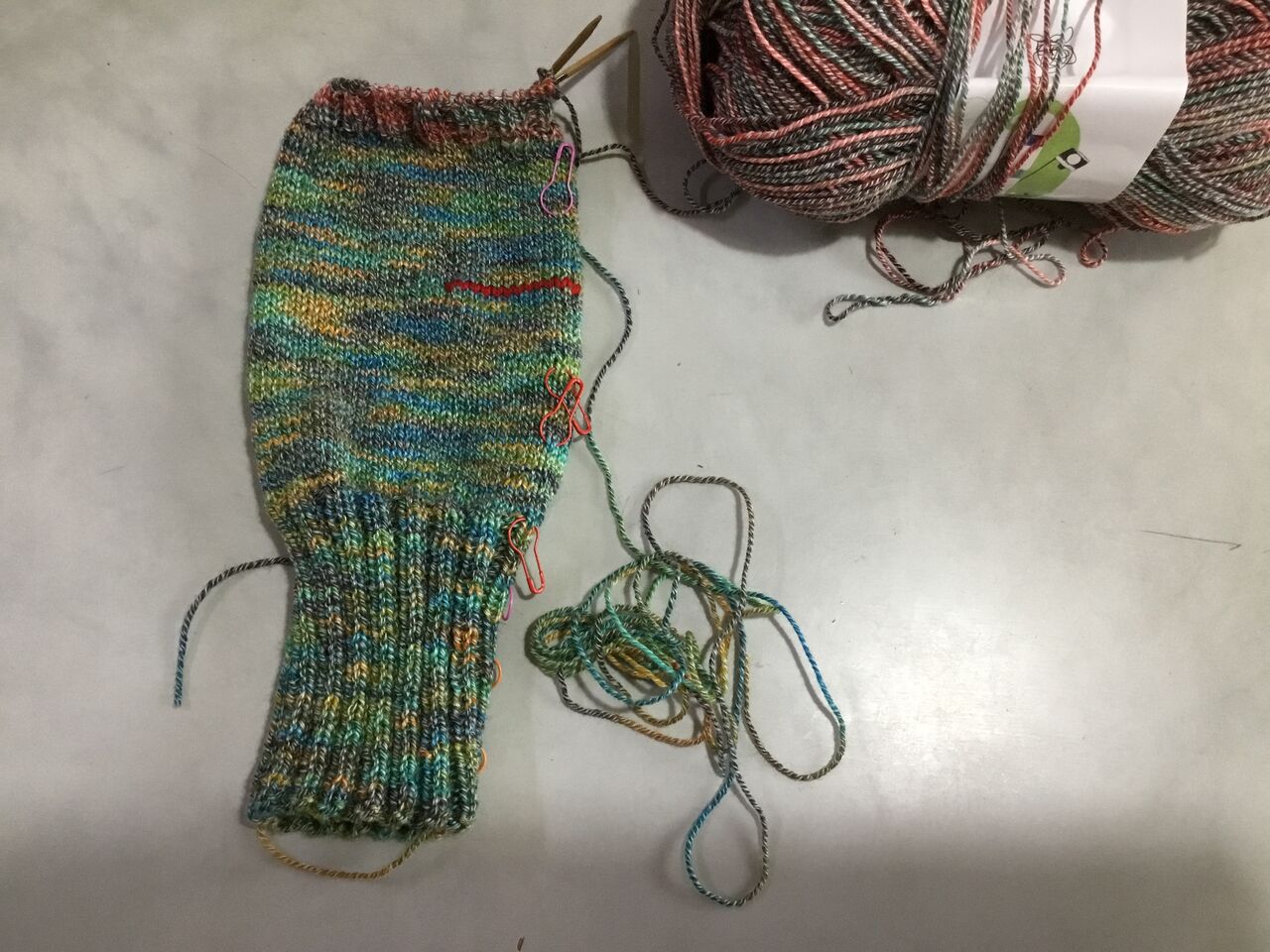 ソックヤーンでハンドウォーマー(カメレオンカメラサマー) : ゆび編み