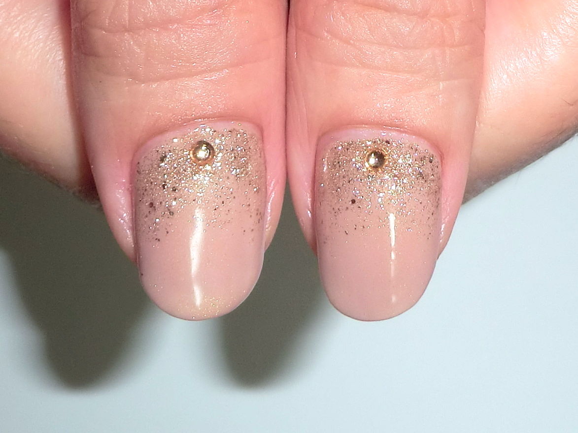 ベージュ ゴールドラメグラデネイル Yucca Nail ネイルデザイン集