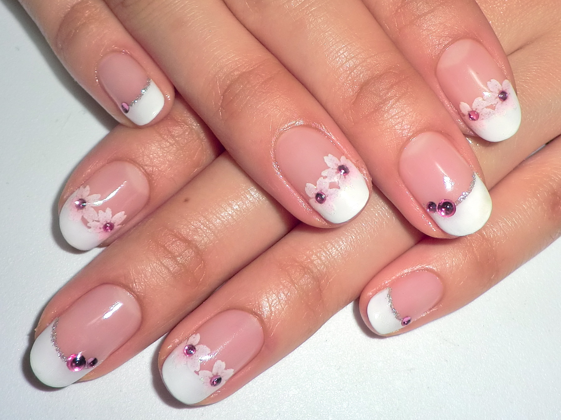 ホワイトフレンチさくらネイル Yucca Nail ネイルデザイン集