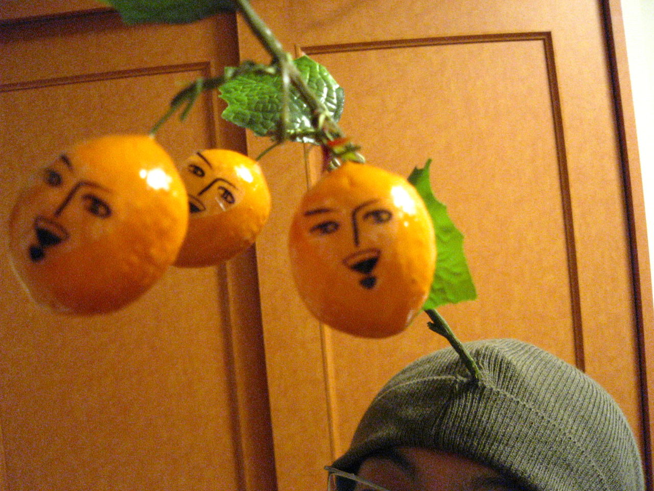 おでこに生えたビワの性格が悪い帽子を作ってみた とーふ工場 おでこに生えたビワの性格が悪い帽子を作ってみた とーふ工場