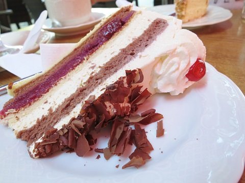 フランクフルタークランツとシュヴァルツヴェルダーキルシュトルテ Cafe Liebfrauenberg ドイツ フランクフルト 月餅m ゆえぴんm 世界で食す フランクフルタークランツとシュヴァルツヴェルダーキルシュトルテ Cafe Liebfrauenberg ドイツ フランクフルト 月餅m ゆえぴんm 世界で食す