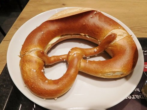 バタープレッツェルに目覚めた朝食 Maurer ドイツ
