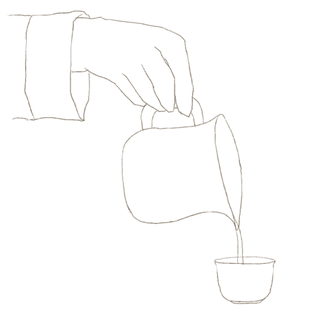 茶海のお湯を飲杯に注ぐ