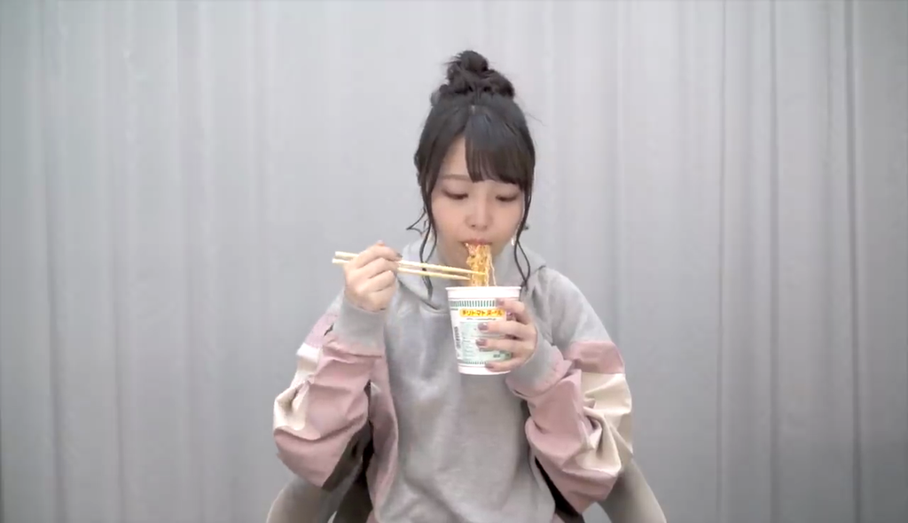 麻倉ももさんがカップヌードルチリトマトを黙々と食べていた もちょからのおしらせ Twitterアニメ実況民のブログ