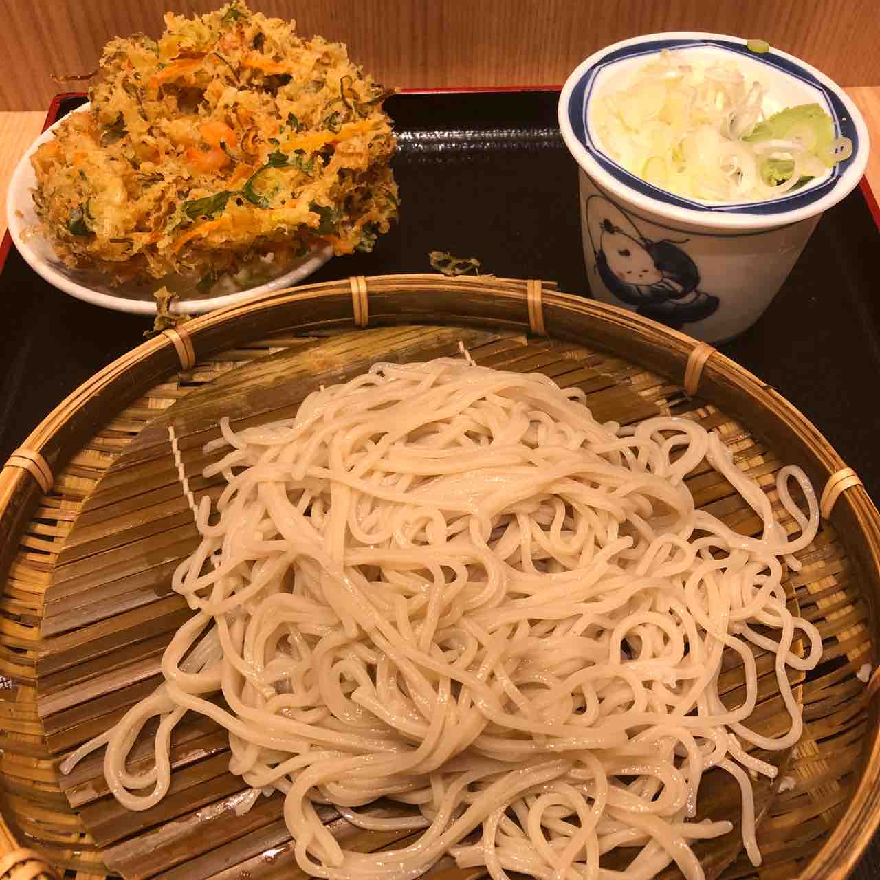 もりそば と ざるそば の違いってなに 気になったので比べてみた 旧 休日はだいたい家にいます