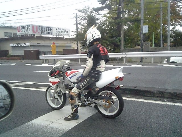 昔のバイクの走り屋ってツナギの上にtシャツ着てたじゃん 唯我独尊