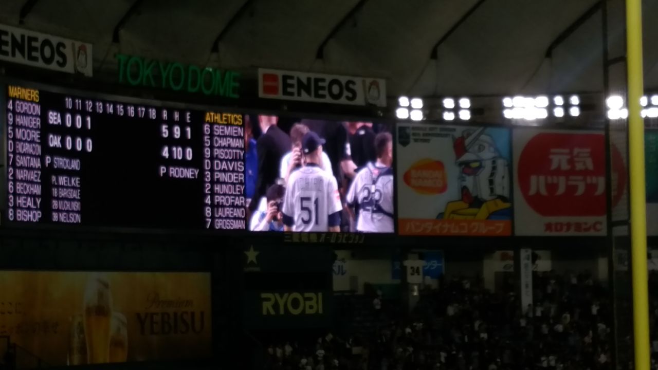 投手イチロー バックスクリーンの下で For All Baseball Supporters
