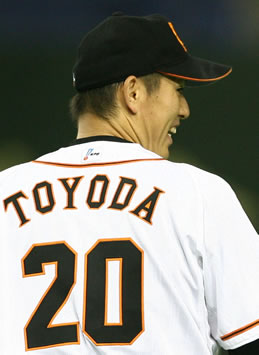 オレンジ色の背番号 バックスクリーンの下で For All Baseball Supporters