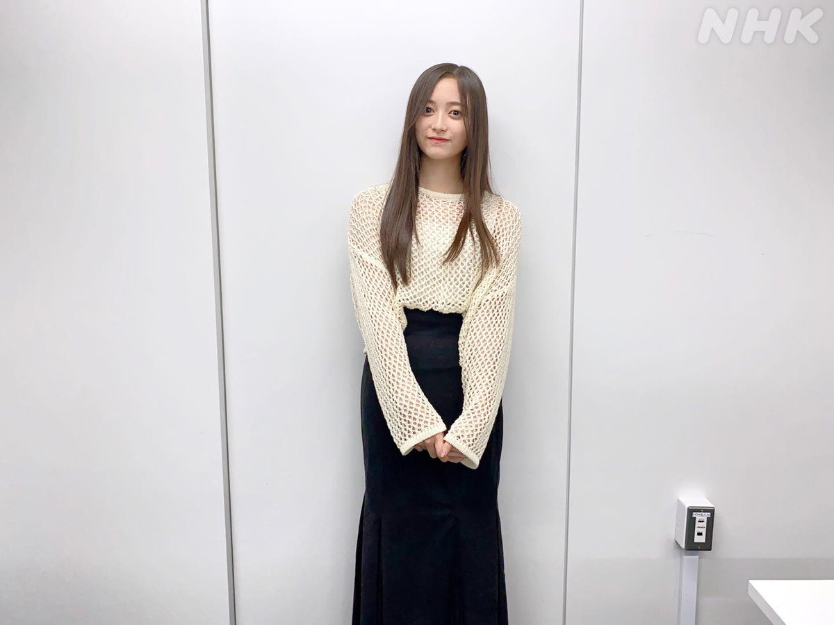 【井上和】透け感のあるニットに黒のロングスカートに厚底サンダル・・・・最高かよっwwwwwwww