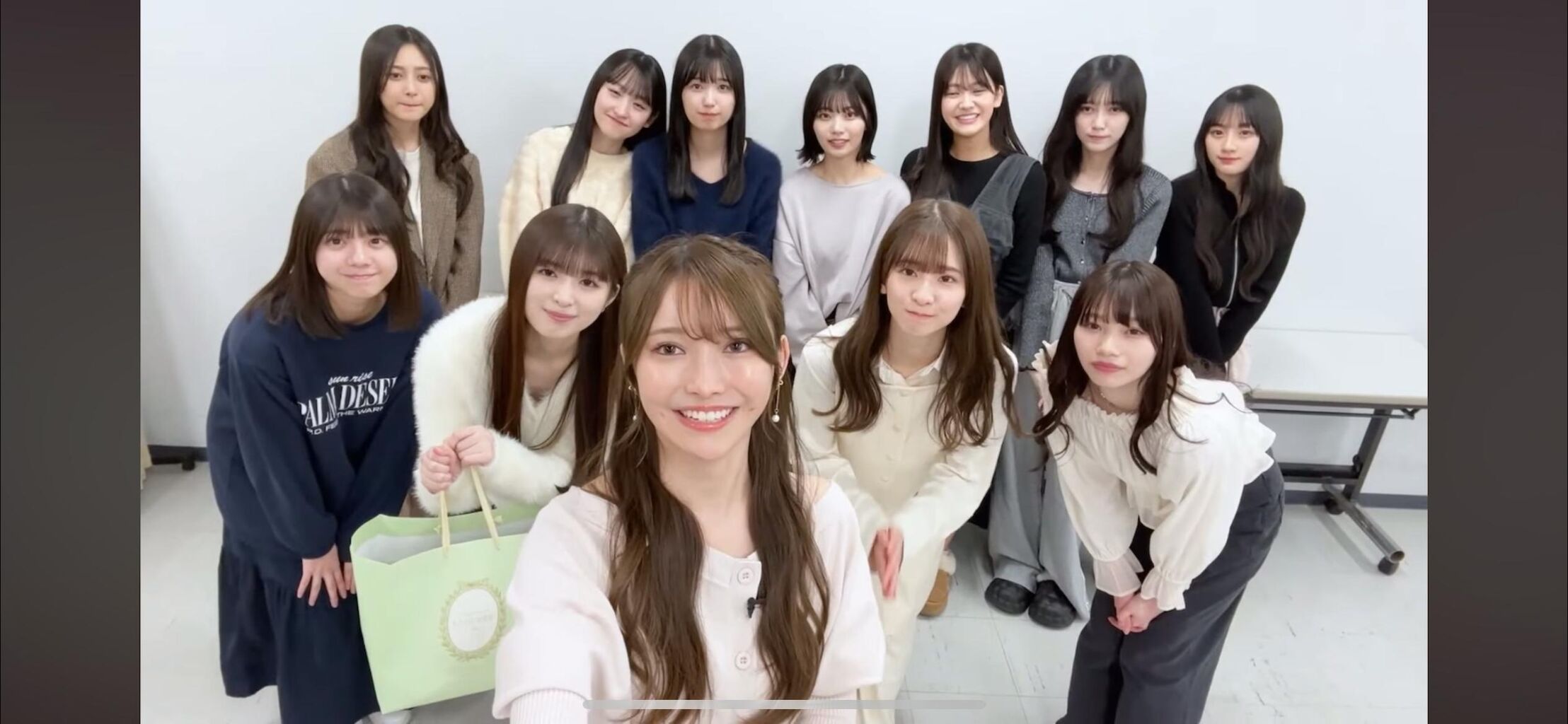 【乃木坂46】あーやの谷間が初見え！！