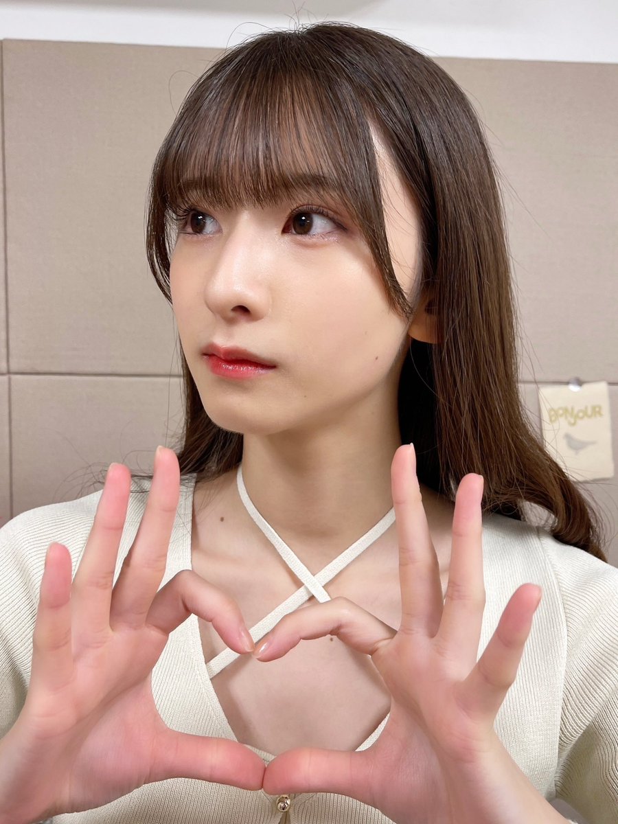 【乃木坂46】絶妙な位置からチラ見wwwwwwwwww