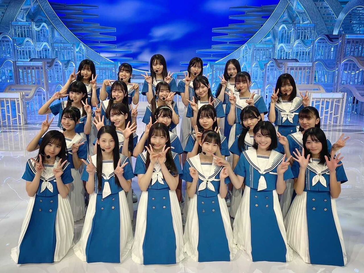 【僕青】急ピッチで乃木坂追い越すためにスカート短めに登場