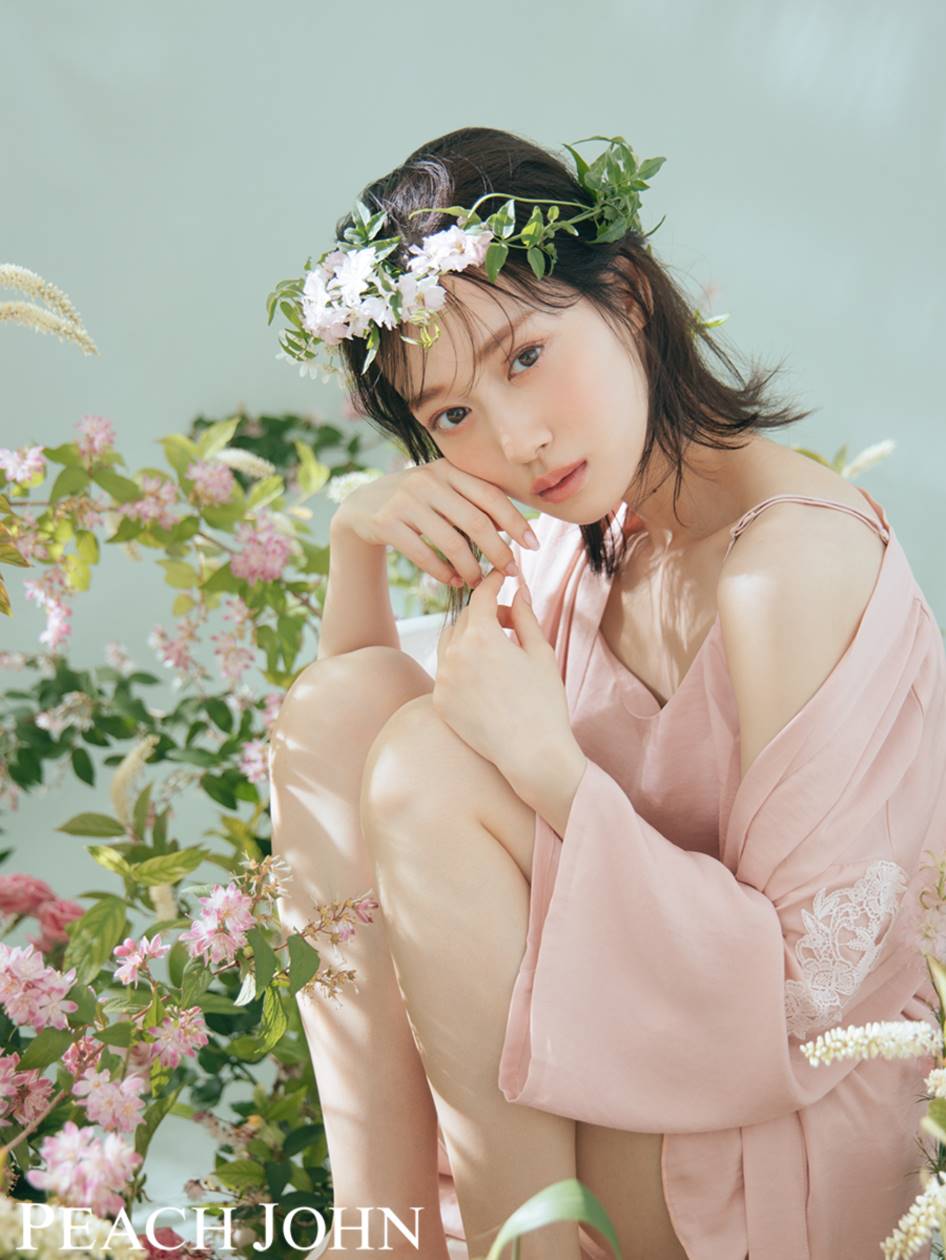 【山下美月】際立つ美脚と美肩　ロマンティックに着こなし