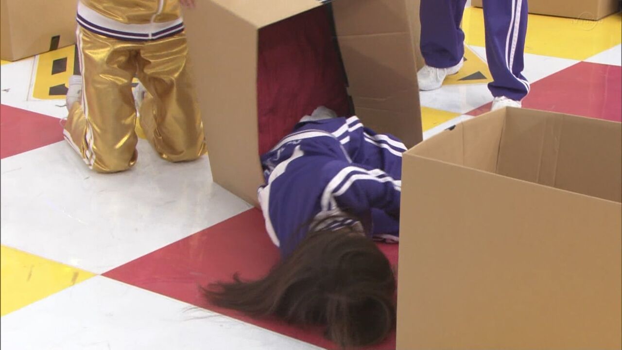 【乃木坂46】梅にひっくり返してもらってチラ見せｗｗｗ