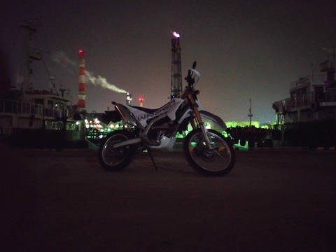 WR250Rと工場夜景の写真