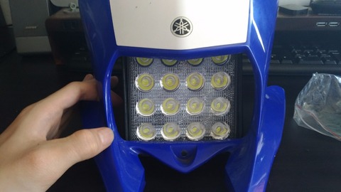 WR250R純正ヘッドライトカウルにLEDワークライトを組み付け正面からの写真