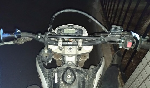 オフロードバイクのハンドルバーとバーライズキット