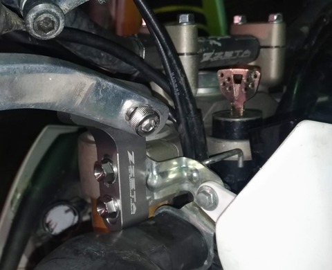オフロードバイクに取り付けたハンドガードマウント サイドタイプの写真