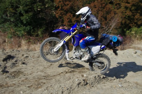 WR250Rにキャンプ道具積んだまま遊びまわるマイロさんの写真
