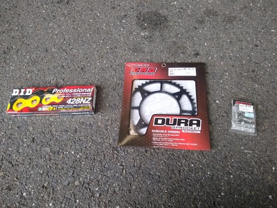チェーンとスプロケとボルトの写真