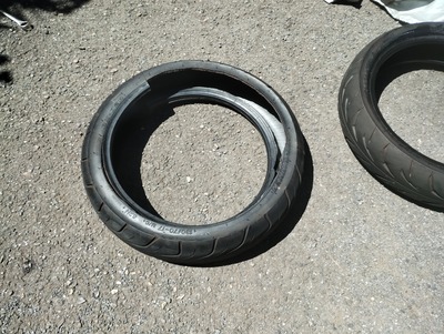 ビードを切った廃棄タイヤ