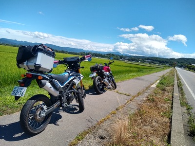 142号線と帰路に着く2台の写真