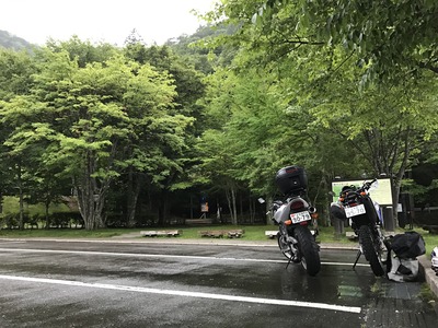 中禅寺湖とバイク2台