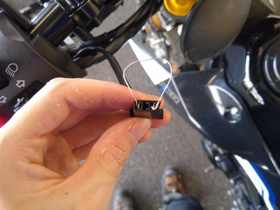 針金を指したコネクタ。