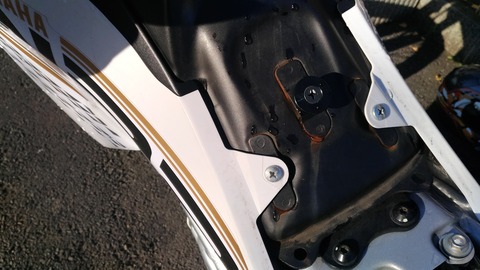 wr250r燃料タンクとシュラウドの写真