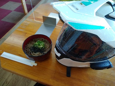 びしょ濡れヘルメットと蕎麦