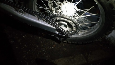 WR250Rのリアタイヤを前方にずらした写真