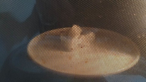 ビードワックスをレンジに入れてとかしている写真