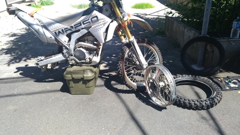 オフロードバイクのタイヤ交換をしている写真その2