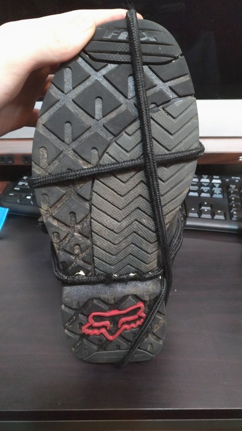 ロープで靴を縛って接着している写真