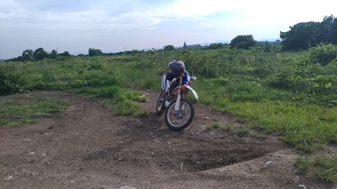 入間川河川敷とWR250Rの写真