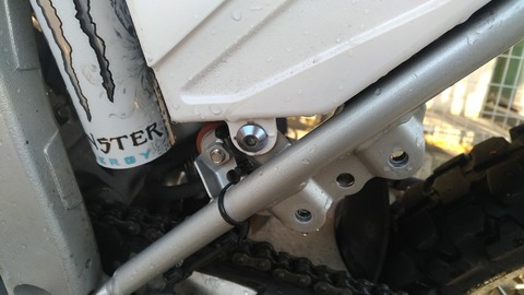 WR250Xのサイドカバーの外し方