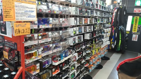 オフロードバイク用のゴーグル売り場の写真